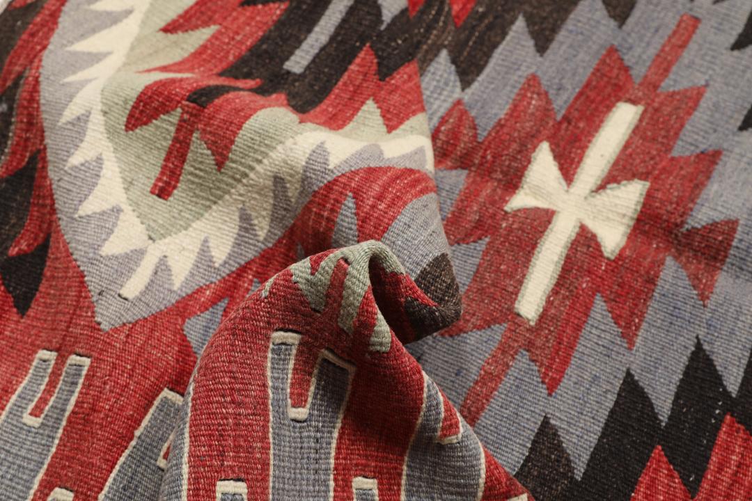 Tapis Kilim turc tissé à la main avec des motifs géométriques en rouge, gris et noir