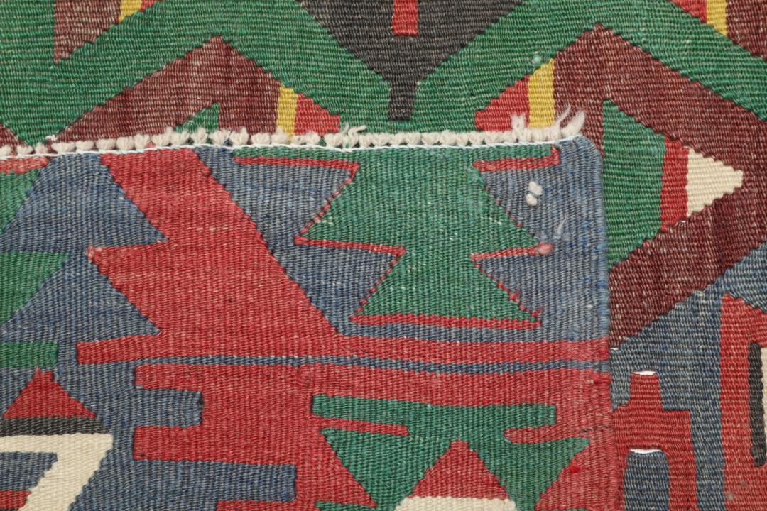 Tapis kilim turc vintage tissé à la main multicolore avec des motifs géométriques