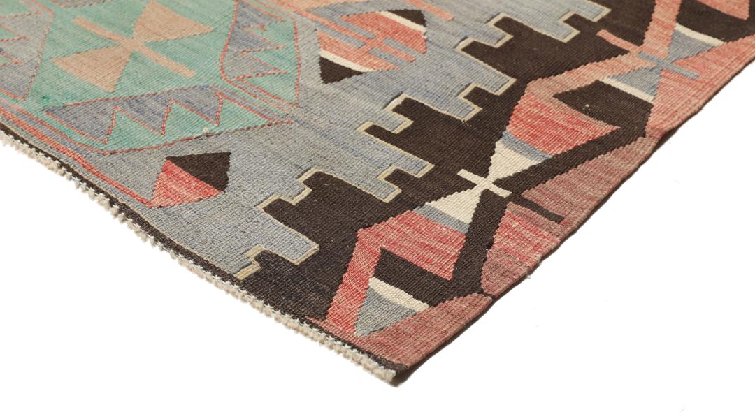 Ręcznie tkany turecki dywan typu kilim vintage o geometrycznych wzorach z wielokolorowej wełny