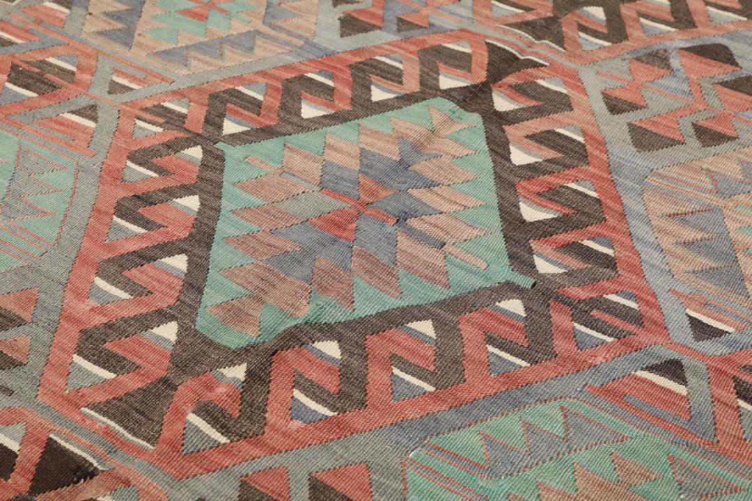 Ręcznie tkany turecki dywan typu kilim vintage o geometrycznych wzorach z wielokolorowej wełny