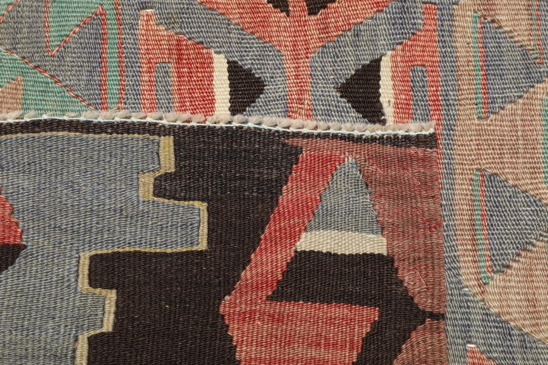Ręcznie tkany turecki dywan typu kilim vintage o geometrycznych wzorach z wielokolorowej wełny