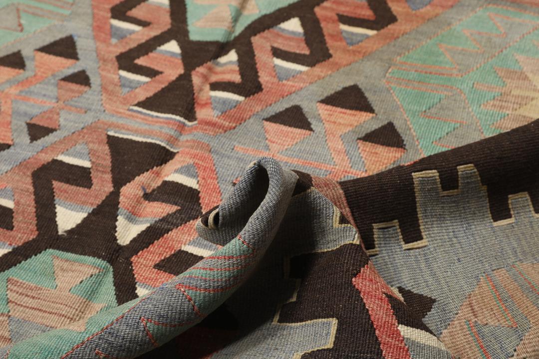 Ręcznie tkany turecki dywan typu kilim vintage o geometrycznych wzorach z wielokolorowej wełny