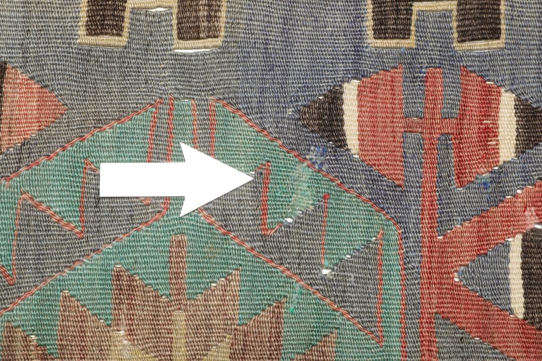 Ręcznie tkany turecki dywan typu kilim vintage o geometrycznych wzorach z wielokolorowej wełny