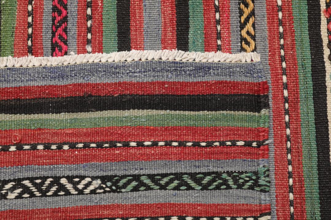 Tapis Kelim turc tissé à la main avec des motifs géométriques en laine multicolore