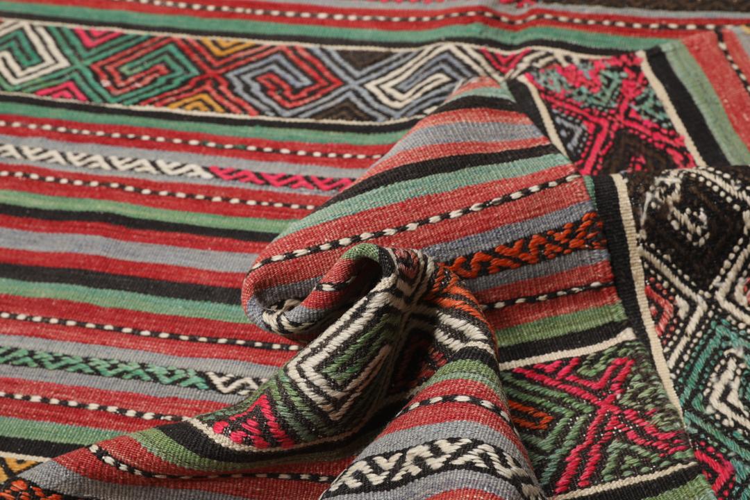 Tapis Kelim turc tissé à la main avec des motifs géométriques en laine multicolore