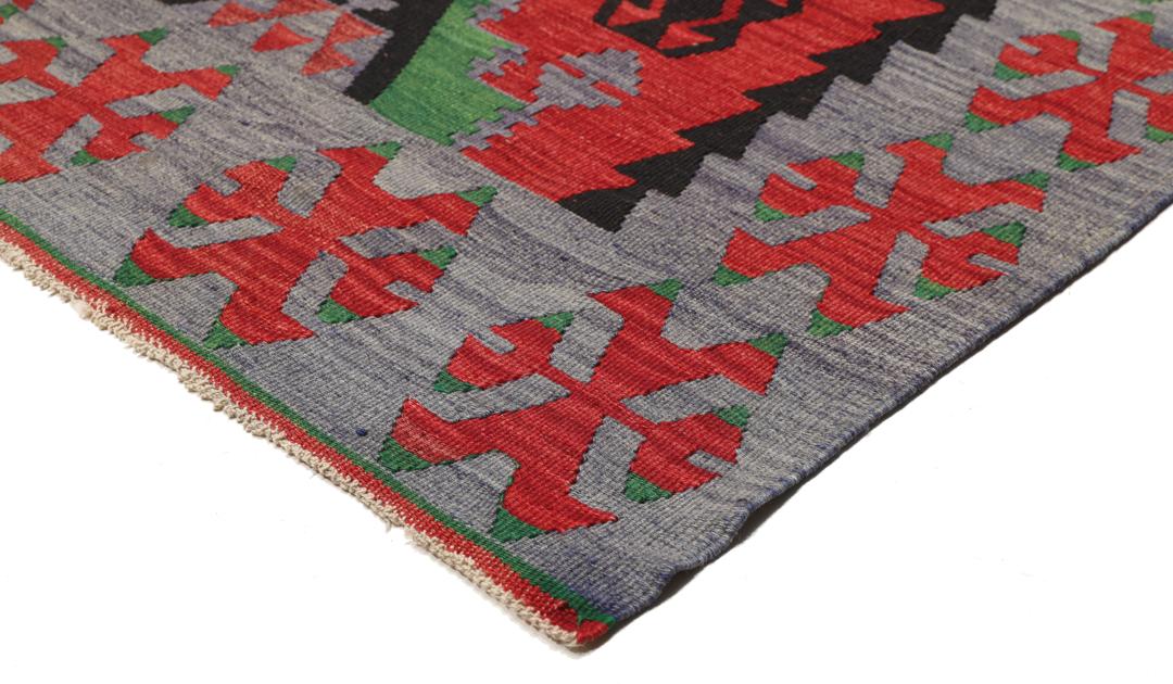 Tapis Kelim turc tissé à la main présentant des motifs géométriques audacieux en rouge, vert et noir