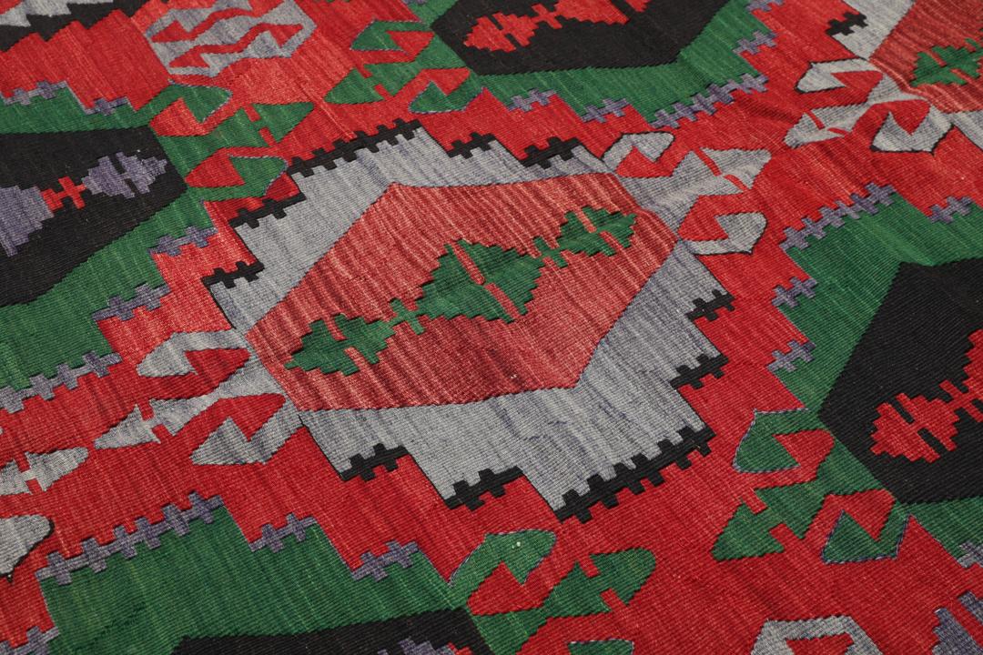 Tapis Kelim turc tissé à la main présentant des motifs géométriques audacieux en rouge, vert et noir