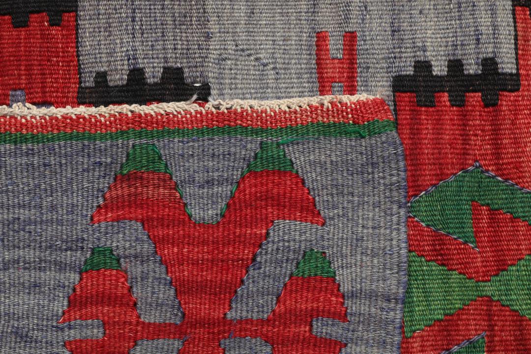 Tapis Kelim turc tissé à la main présentant des motifs géométriques audacieux en rouge, vert et noir
