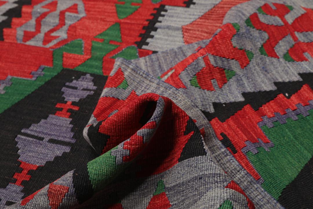 Tapis Kelim turc tissé à la main présentant des motifs géométriques audacieux en rouge, vert et noir