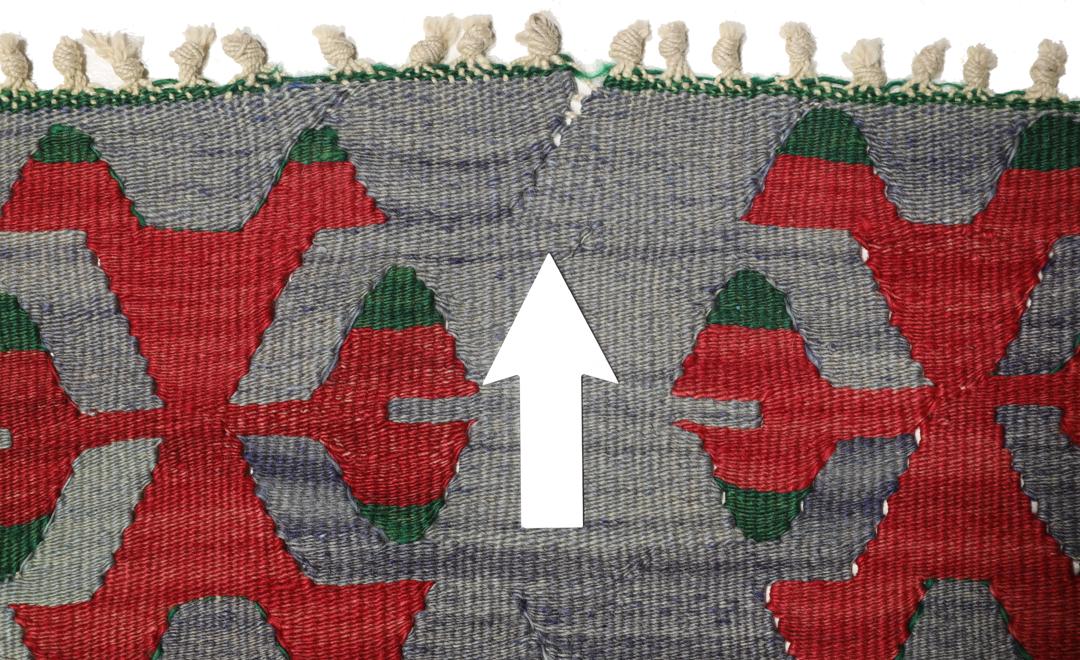 Tapis Kelim turc tissé à la main présentant des motifs géométriques audacieux en rouge, vert et noir