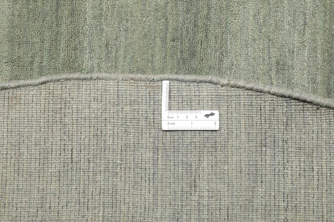 Lichtgroen rond hoogpolig vloerkleed