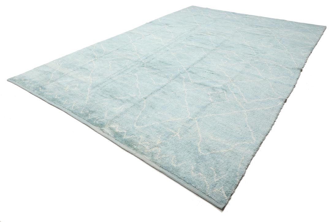 Tapis d'inspiration berbère noué main venant de Turquie dans une couleur bleu clair sereine