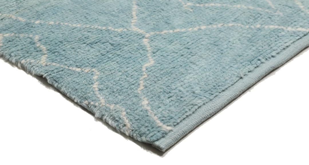 Tapis d'inspiration berbère noué main venant de Turquie dans une couleur bleu clair sereine