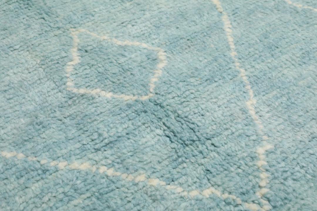 Tapis d'inspiration berbère noué main venant de Turquie dans une couleur bleu clair sereine