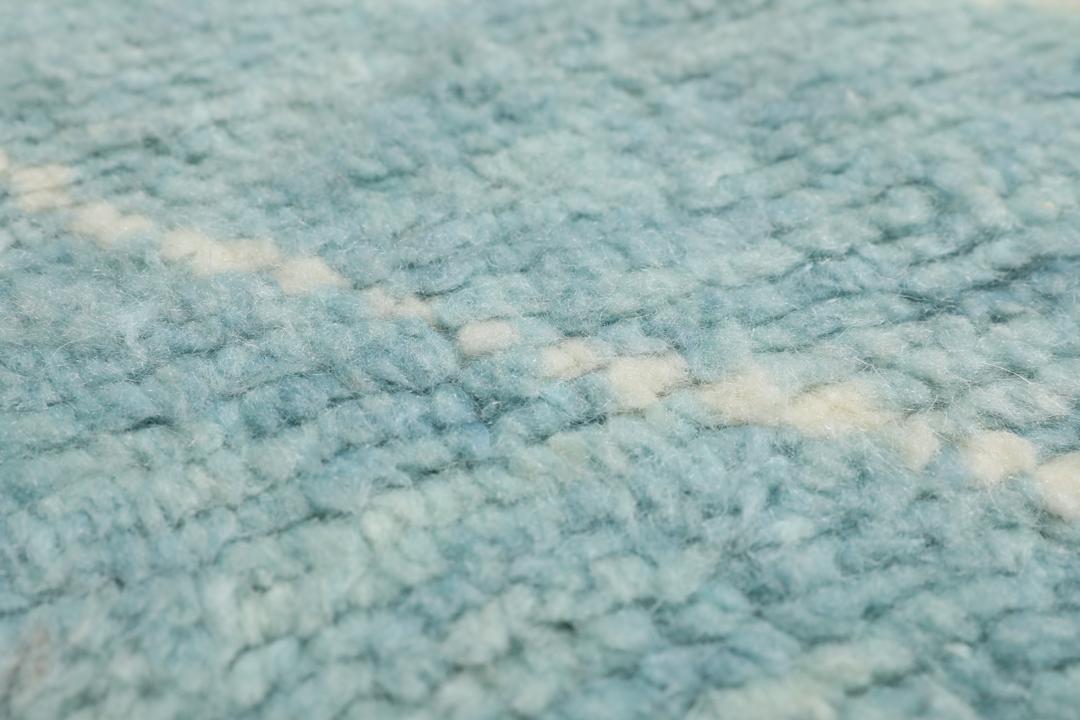 Tapis d'inspiration berbère noué main venant de Turquie dans une couleur bleu clair sereine