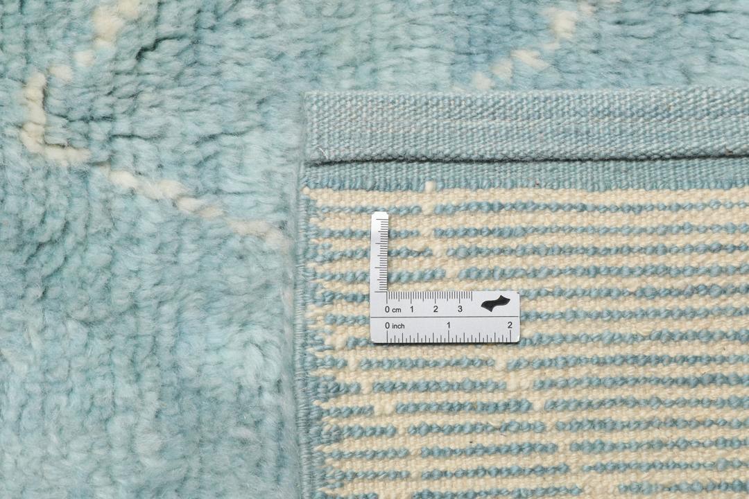 Tapis d'inspiration berbère noué main venant de Turquie dans une couleur bleu clair sereine
