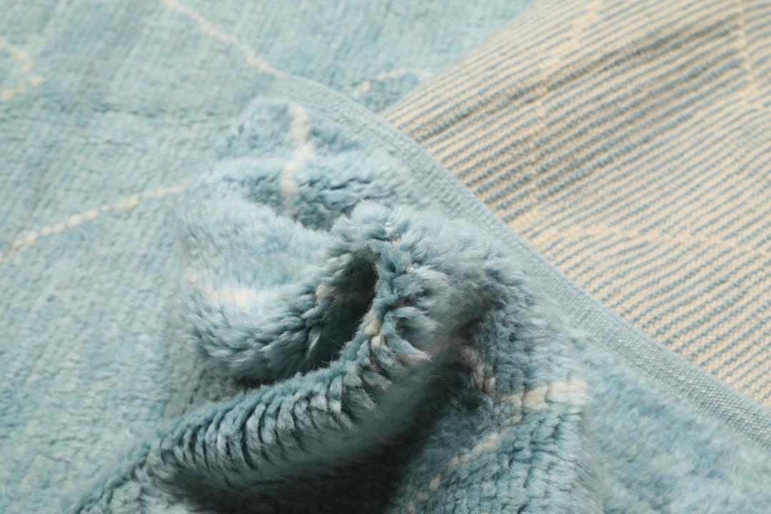 Tapis d'inspiration berbère noué main venant de Turquie dans une couleur bleu clair sereine