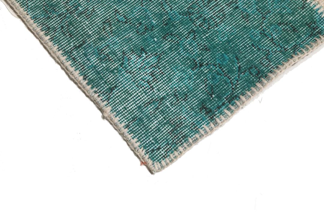 Et rektangulært patchwork-tæppe fra Tyrkiet med et flerfarvet geometrisk design.