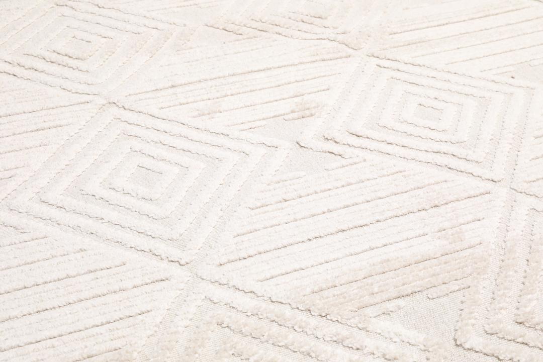 Crèmewit tapijt met gestructureerd ruitpatroon en franjes