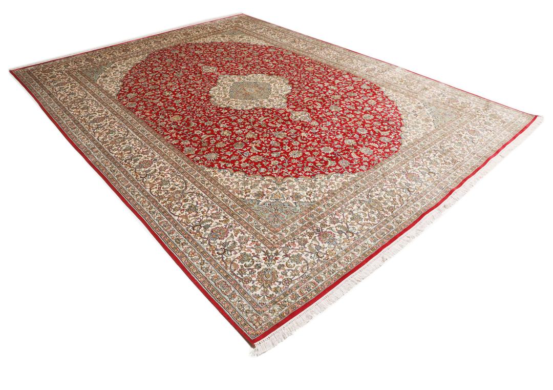 Håndknyttet Kashmir silketæppe fra Indien i røde og beige nuancer.