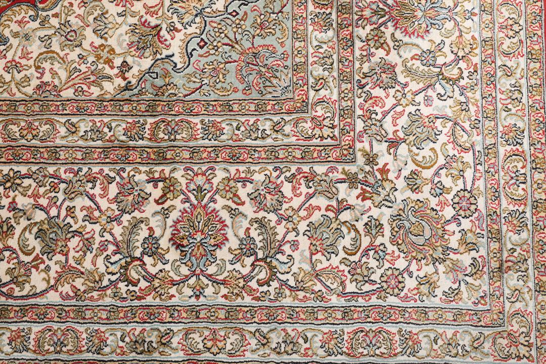Håndknyttet Kashmir silketæppe fra Indien i røde og beige nuancer.