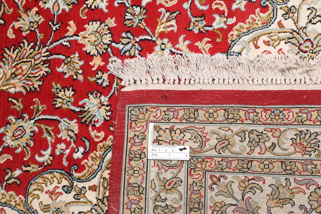 Håndknyttet Kashmir silketæppe fra Indien i røde og beige nuancer.
