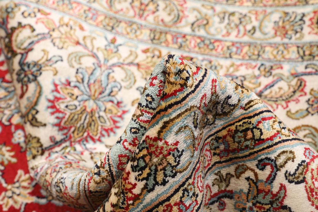 Håndknyttet Kashmir silketæppe fra Indien i røde og beige nuancer.