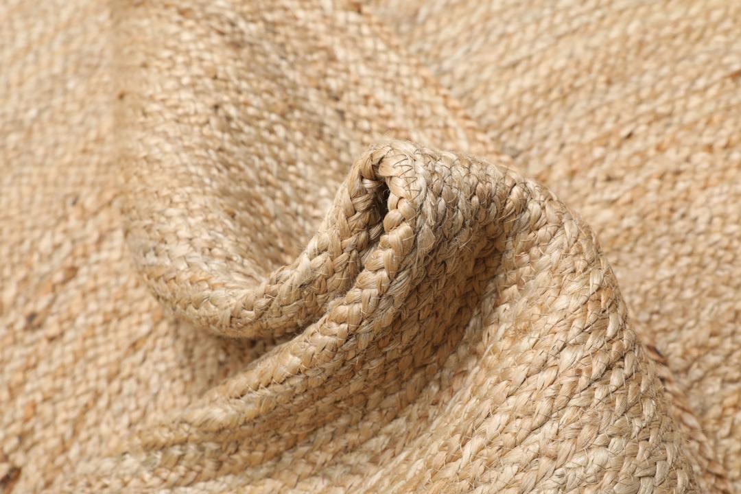 Rundt beige jutetæppe