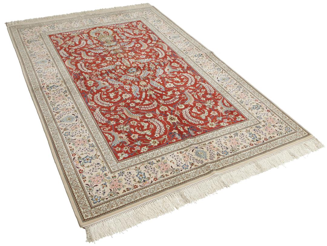 Crveni ručno čvorani Isfahan tepih sa složenim cvjetnim uzorcima s Bliskog istoka.