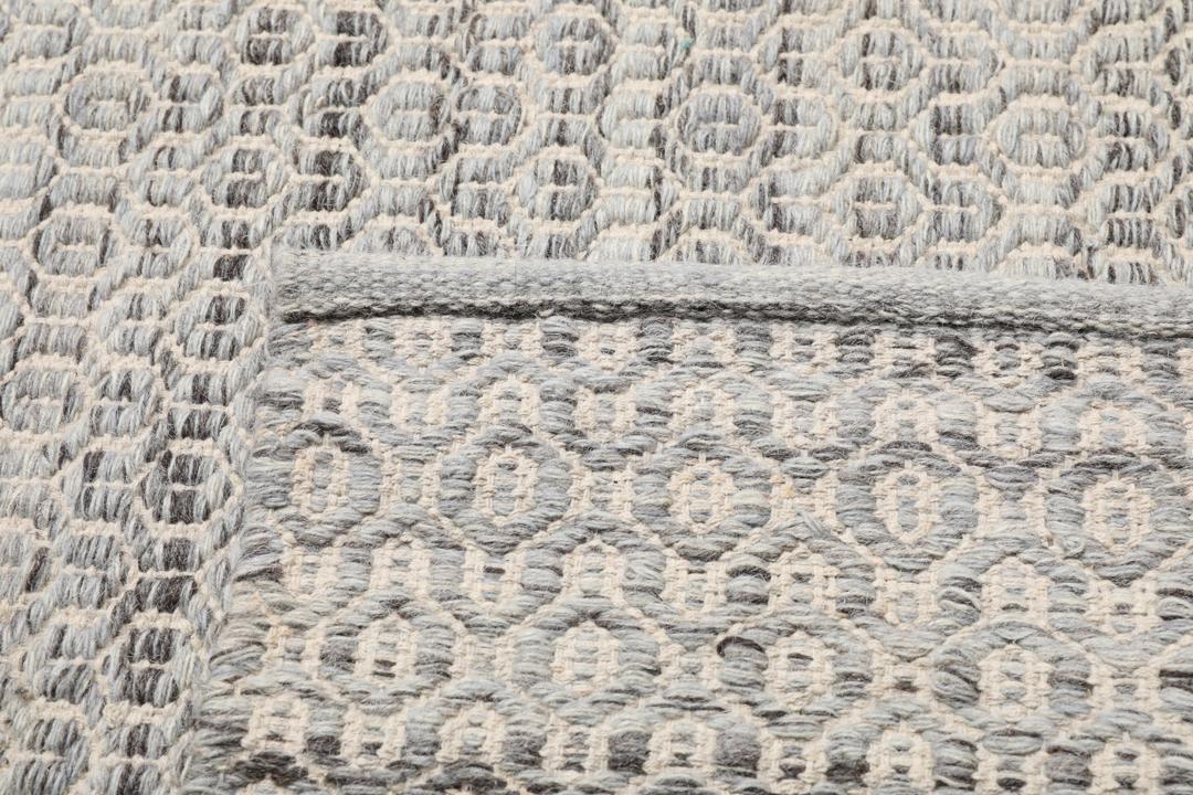 
    Alva - Grey / White - 250 x 350 cm
  