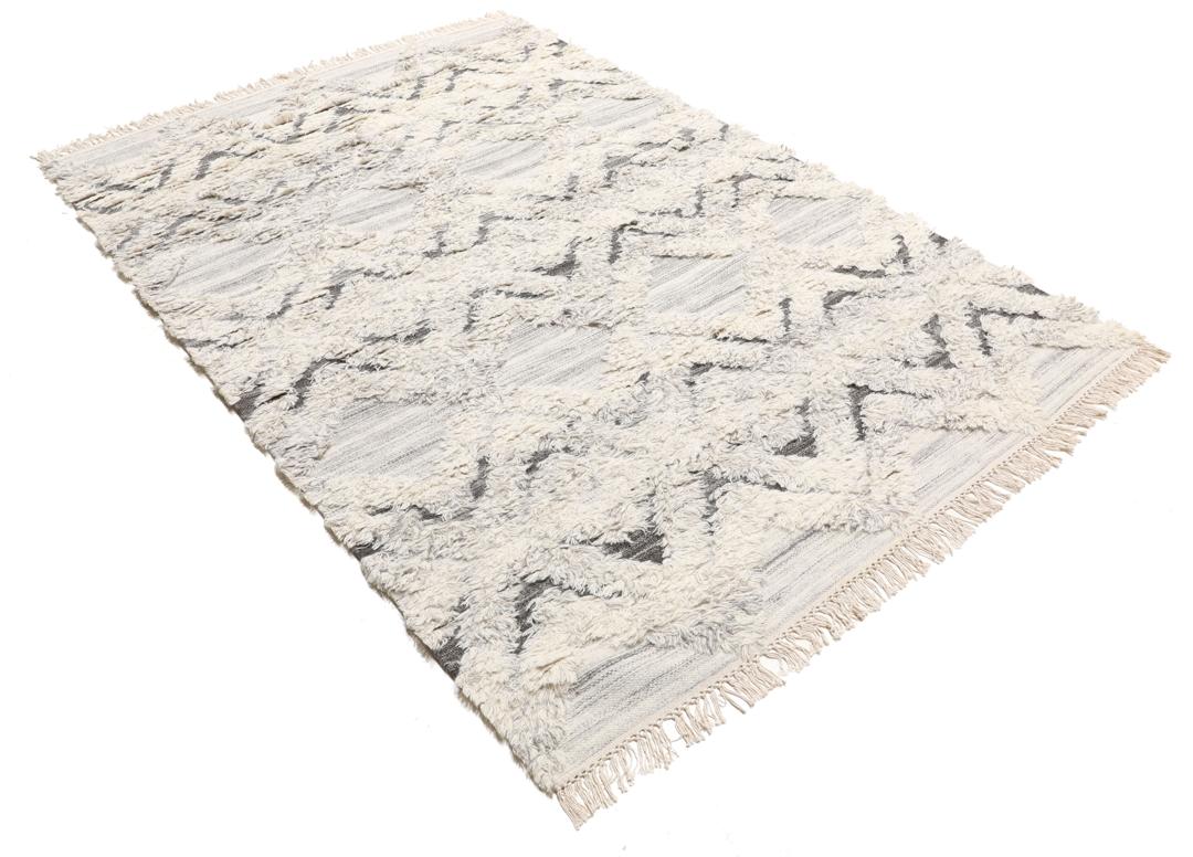 Handgemaakt grijs wollen vloerkleed met een geometrisch patroon