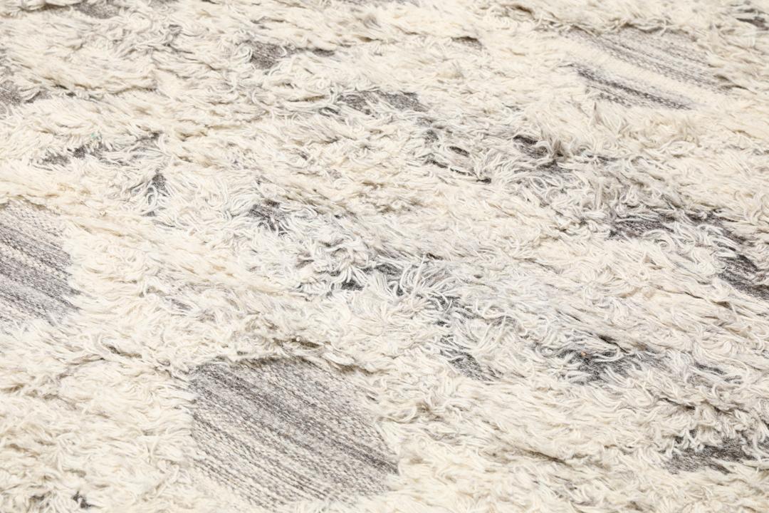 Handgemaakt grijs wollen vloerkleed met een geometrisch patroon