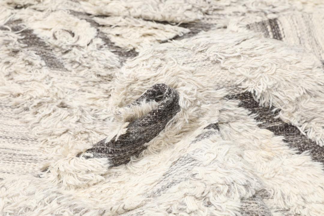 Handgemaakt grijs wollen vloerkleed met een geometrisch patroon