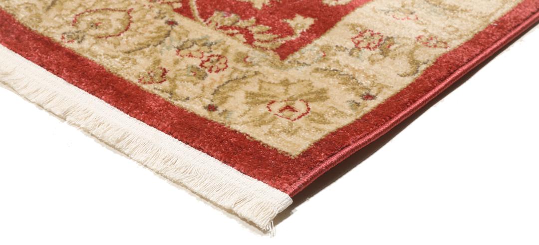 Rød løber med traditionelle blomstermotiver og dekorative kanter