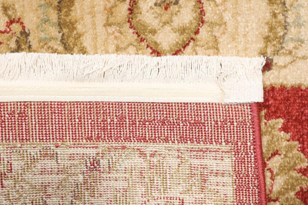 Rød løber med traditionelle blomstermotiver og dekorative kanter