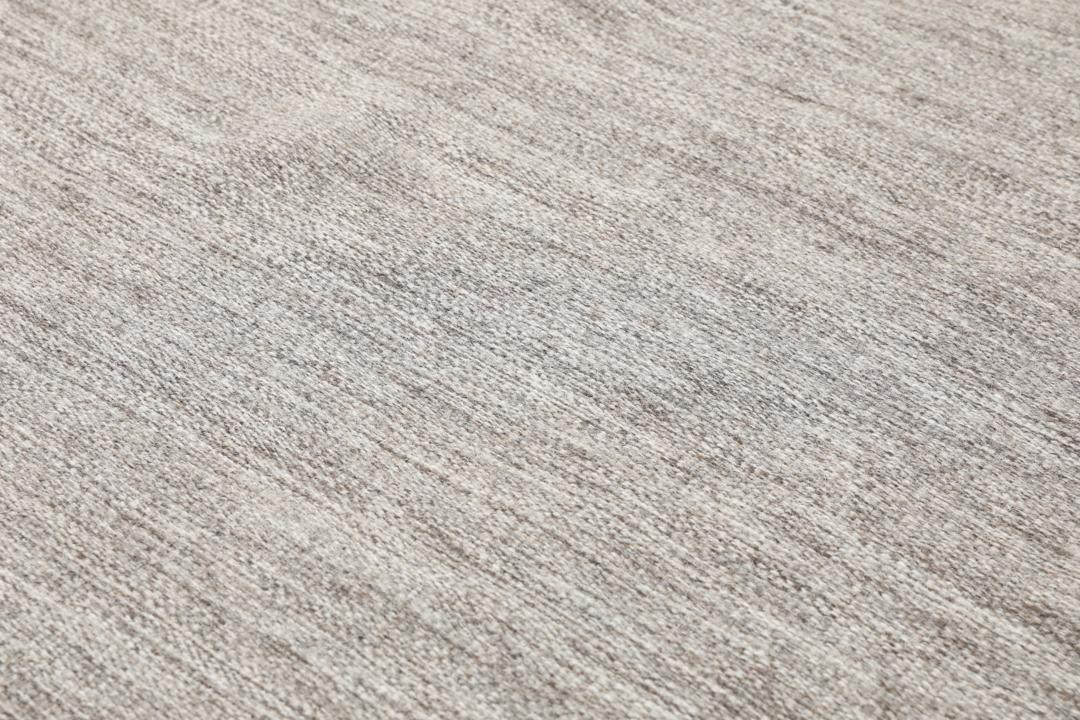 Grå vævet tæppe med frincher