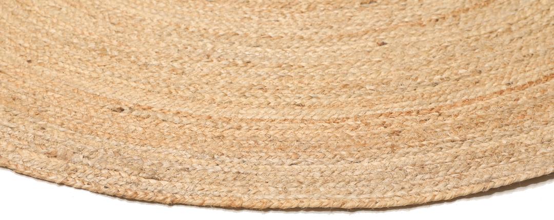 Ovaal beige tapijt gemaakt van natuurlijke jutewezels