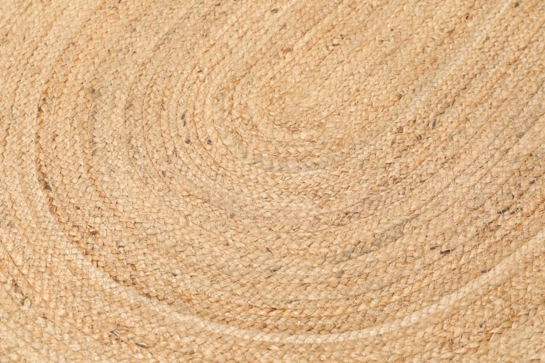 Ovaal beige tapijt gemaakt van natuurlijke jutewezels