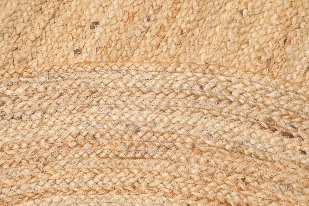 Ovaal beige tapijt gemaakt van natuurlijke jutewezels