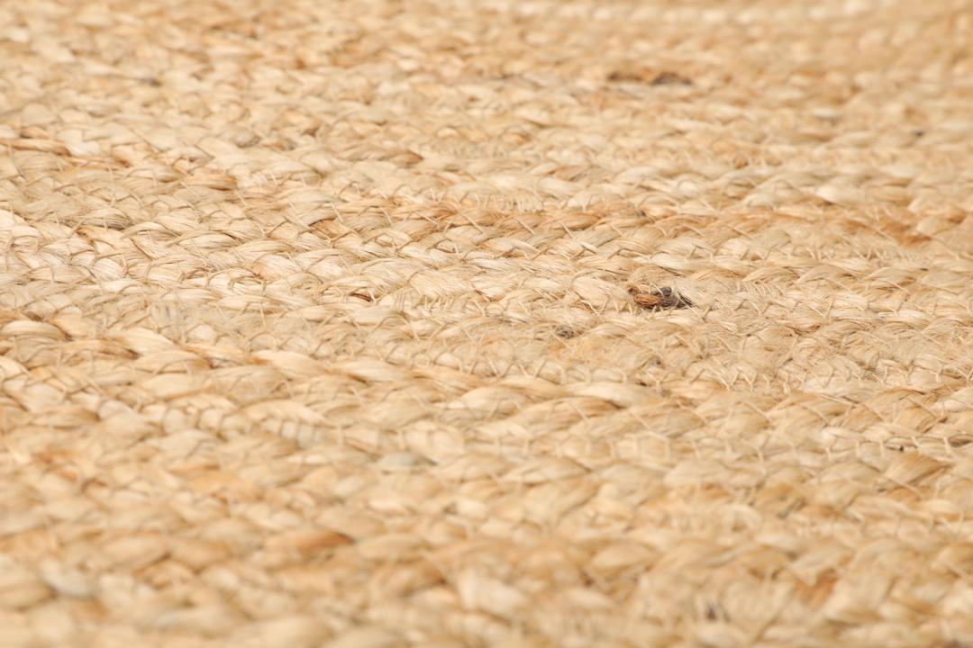 Oval beige tæppe lavet af naturlige jutefibre