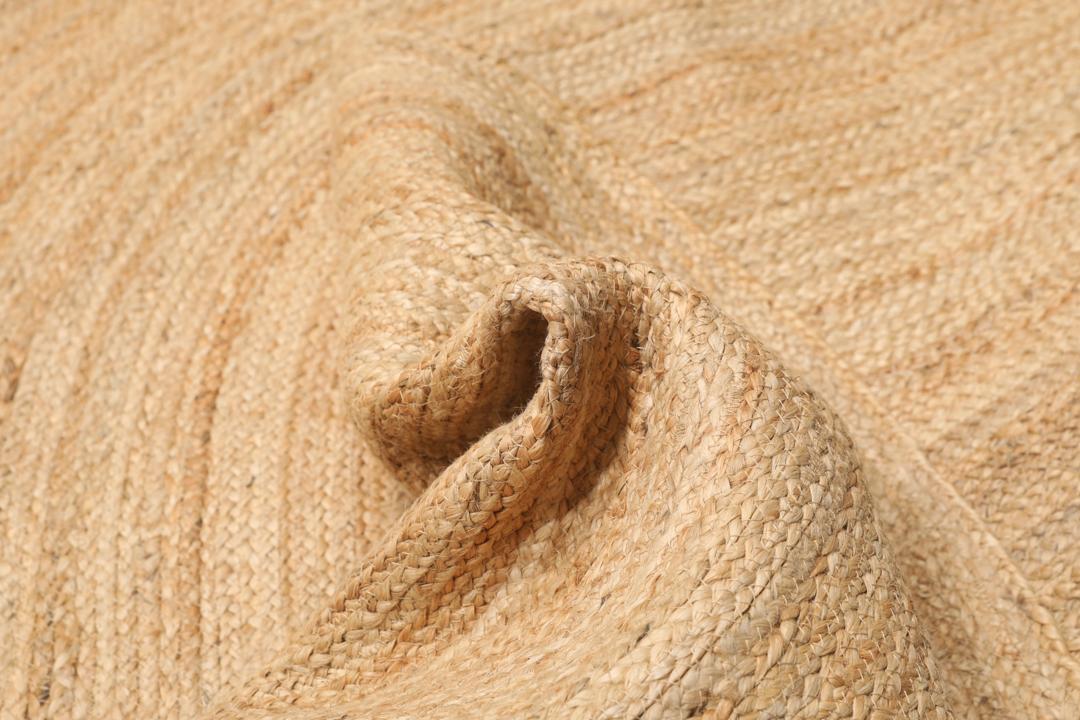 Oval beige tæppe lavet af naturlige jutefibre