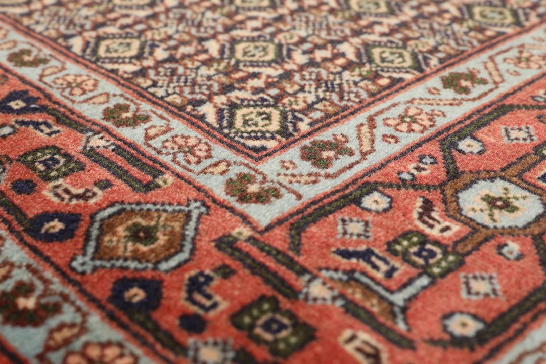 Handgeknoopt Senneh-tapijt uit het Midden-Oosten met een rood en blauw medaillonontwerp