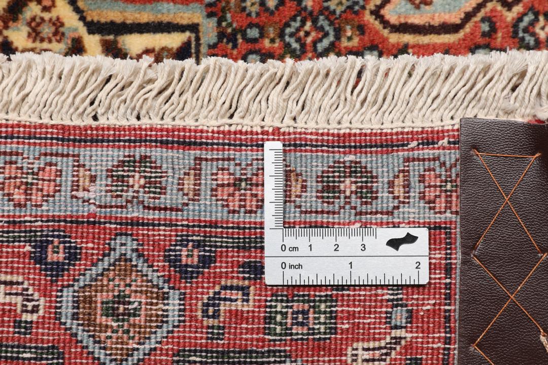 Handgeknoopt Senneh-tapijt uit het Midden-Oosten met een rood en blauw medaillonontwerp