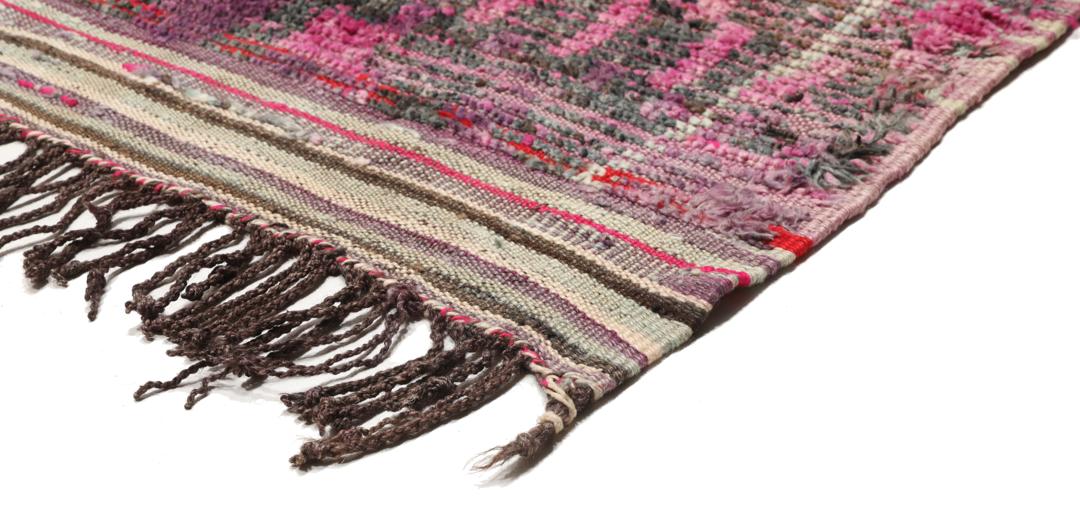 Handgeknoopt Berber Marokkaans tapijt met een magentakleurig veld en witte ruitpatronen