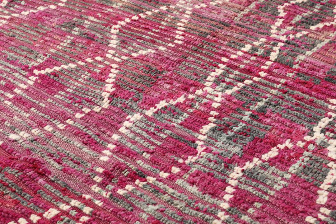 Handgeknoopt Berber Marokkaans tapijt met een magentakleurig veld en witte ruitpatronen