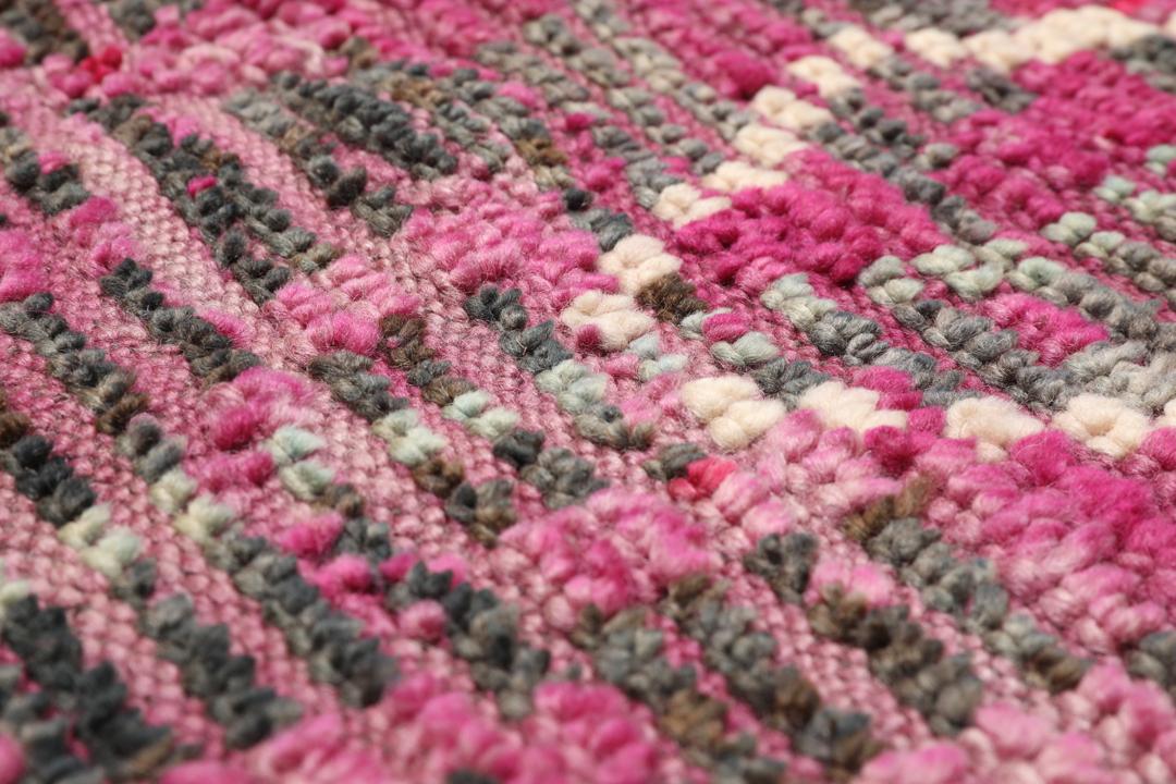 Handgeknoopt Berber Marokkaans tapijt met een magentakleurig veld en witte ruitpatronen