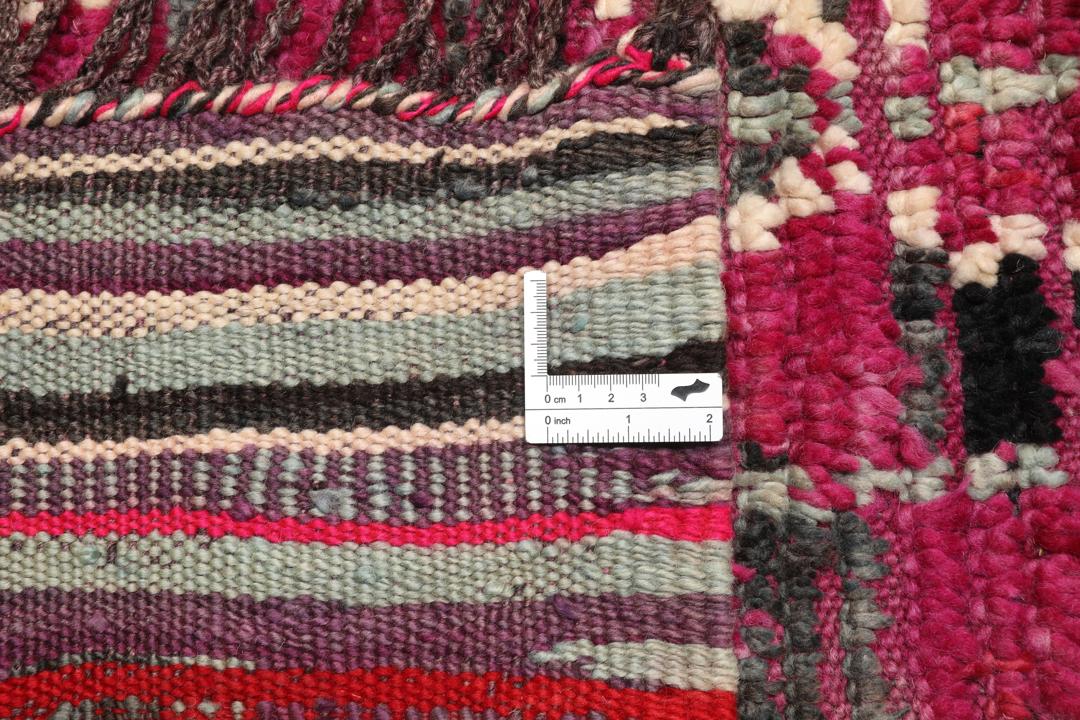 Handgeknoopt Berber Marokkaans tapijt met een magentakleurig veld en witte ruitpatronen
