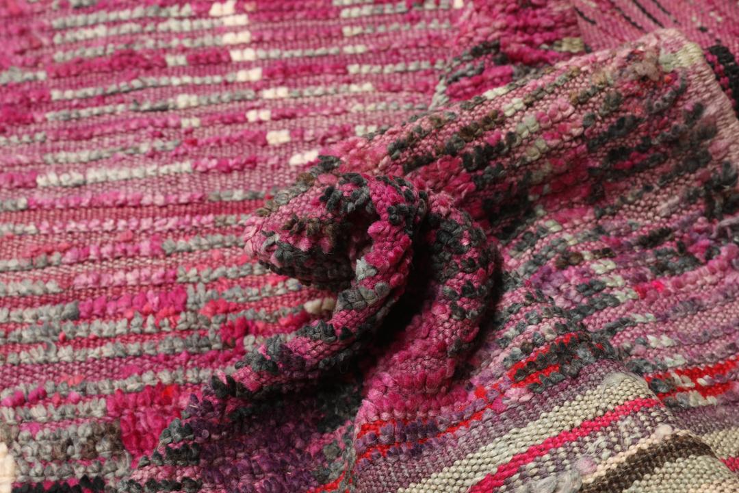 Handgeknoopt Berber Marokkaans tapijt met een magentakleurig veld en witte ruitpatronen