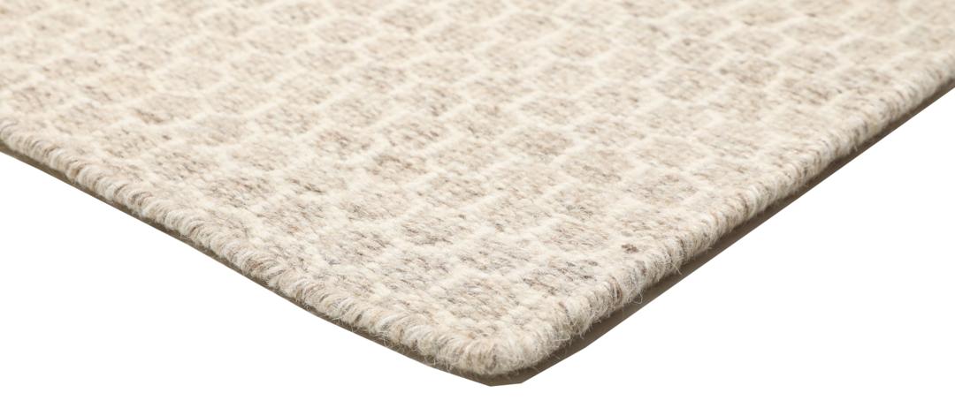 Beige handgeweven wollen tapijt met een subtiel honingraatpatroon