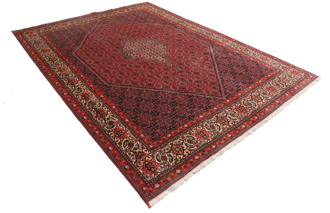 Een groot handgeknoopt Bidjar Zanjan Wool tapijt uit het Midden-Oosten in dieprode en beige tinten.